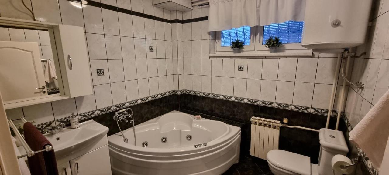 Mott Residence Тузла Экстерьер фото